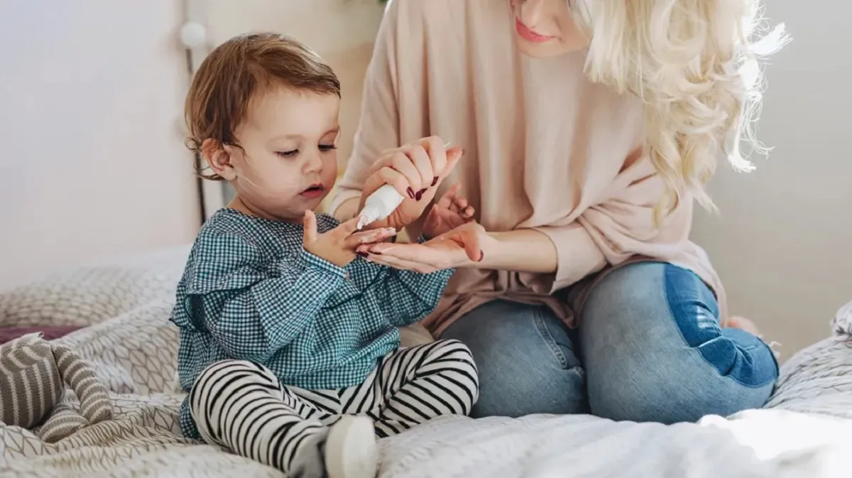 کودکی که مادرش به دست او کرم می زند