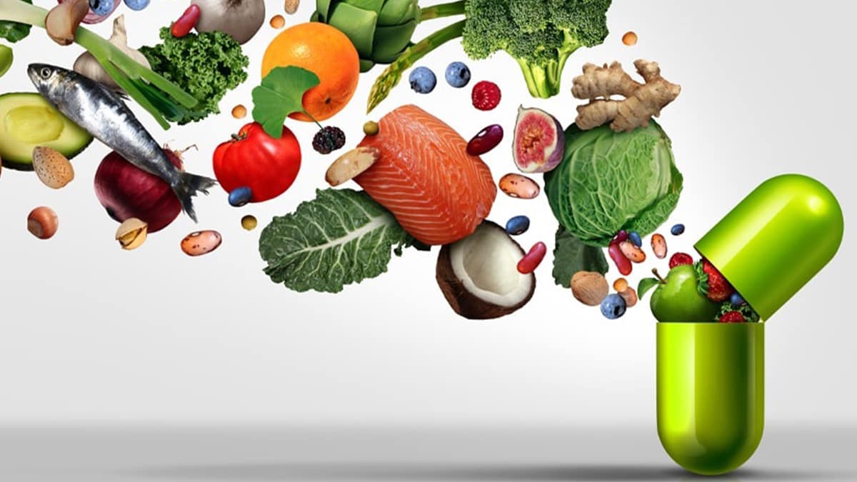 عکس یک کپسول که باز شده است و از داخل آن انواع مواد غذایی مثل گوشت و سبزیجات بیرون زده است