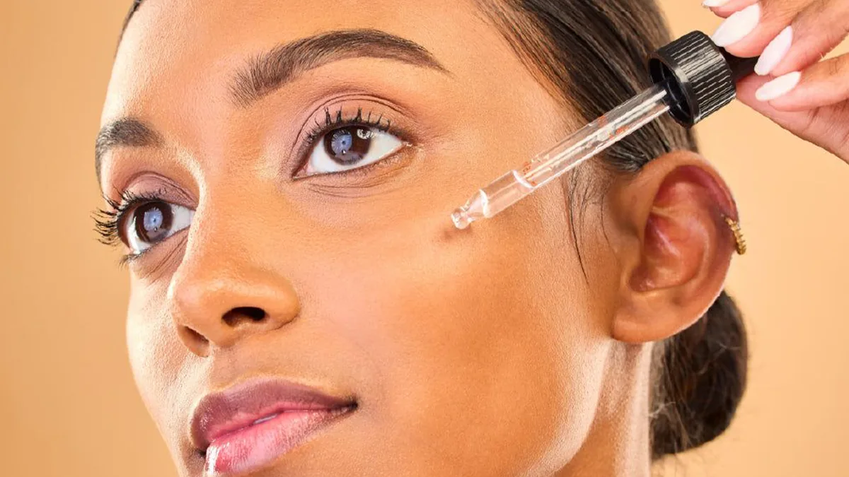 دختری که روی صورتش از سرم aha استفاده می کند