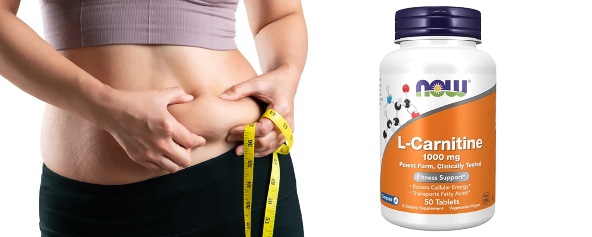 سمت راست عکس یک قوطی قرص ال کارنتین وجود دارد و در سمت چپ یک دختر یک با دست توده چربی شکمش را گرفته