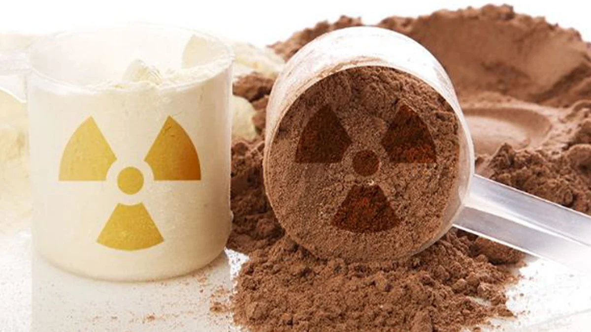 شیشه پودر مکمل بدنسازی و اسکوپ پر از پودر که روی آن علامت انرژی اتمی کشیده شده است