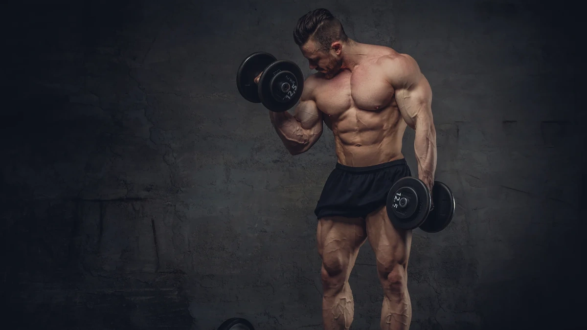 مرد بدنساز که دمبل می زند