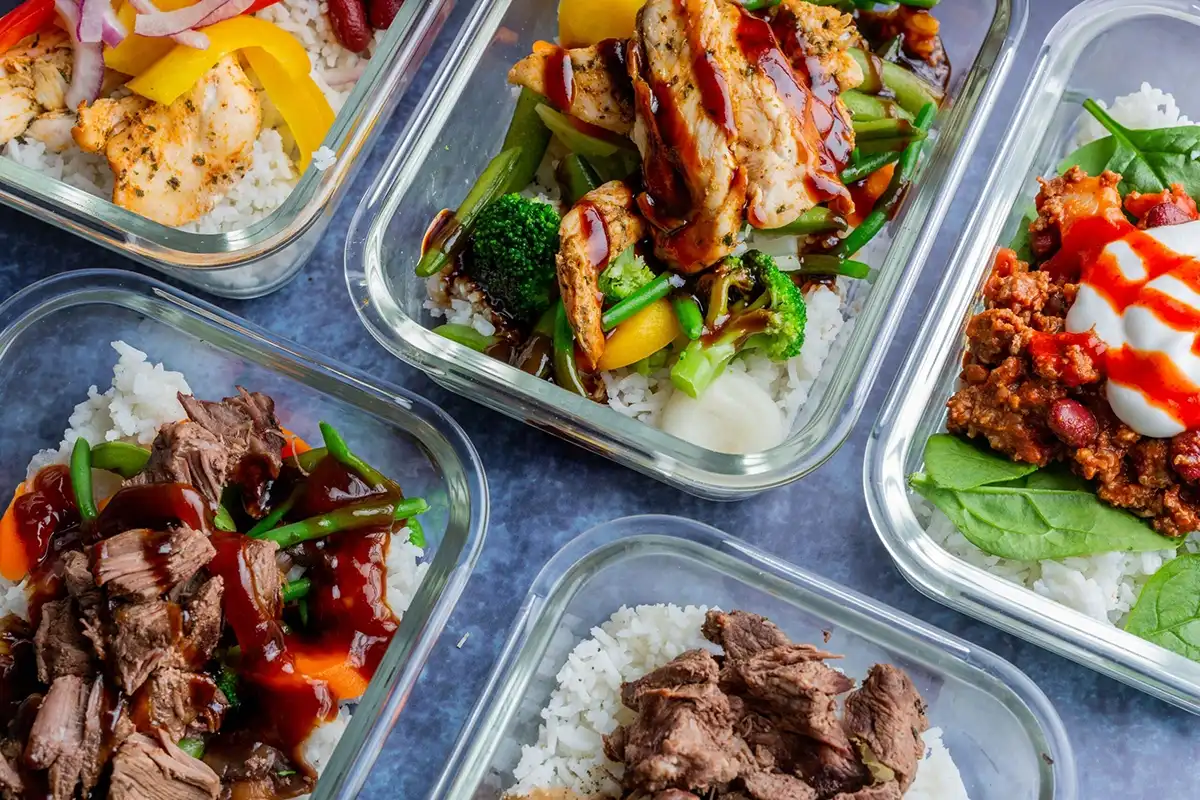 چند ظرف شامل غذاهای حاوی پروتئین زیاد