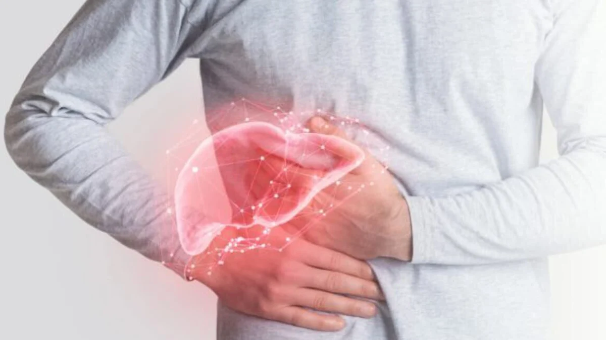 عکس فردی که پهلوی خود را به حالت درد نگه داشته است و یک کبد به رنگ قرمز روی عکس مشخص شده است