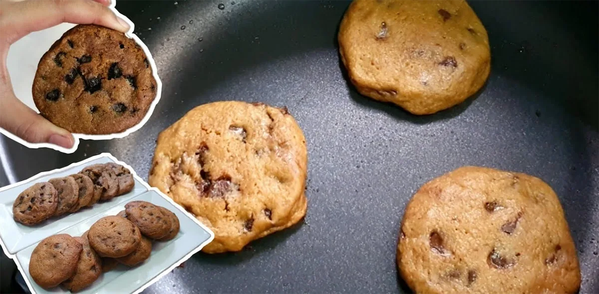 چند کوکی که داخل تابه پخته شده است