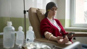 دختری که سرطان دارد و شیمی درمانی انجام می دهد