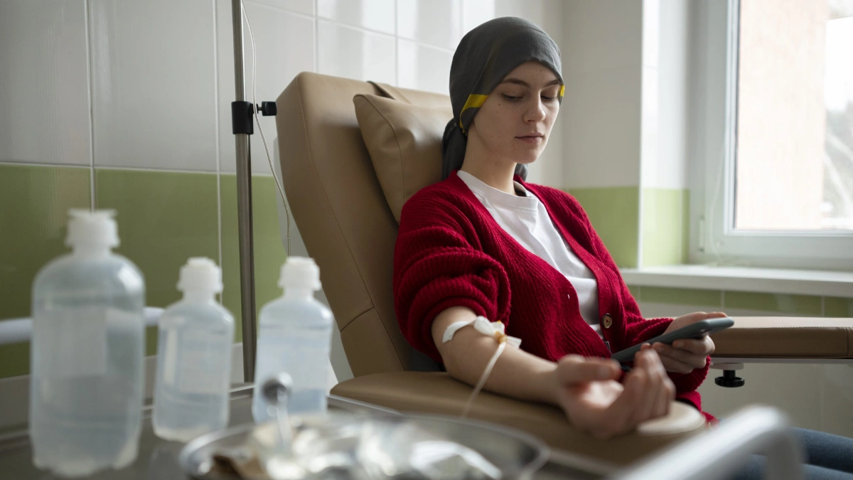 دختری که سرطان دارد و شیمی درمانی انجام می دهد