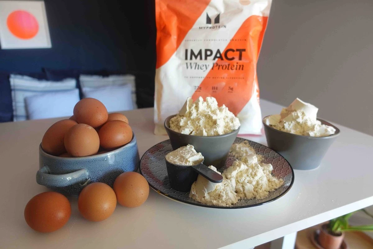 عکس چند تخم مرغ در کنار یک ظرف پودر سفیده تخم مرغ