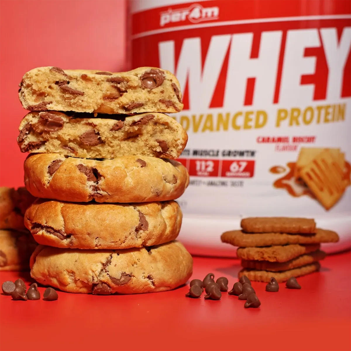 چند کوکی که روی یکدیگر قرار گرفته اند در کنار یک قوطی پودر پروتئین وی