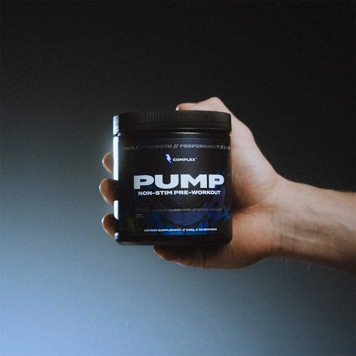دست فردی که قوطی مکمل پمپ را نگه داشته است و کلمه pump روی قوطی آن نوشته شده