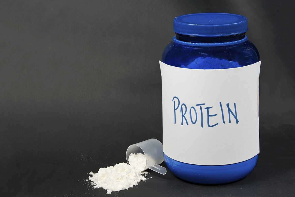 قوطی پروتئین وی فیک که روی آن کلمه protein نوشته شده است