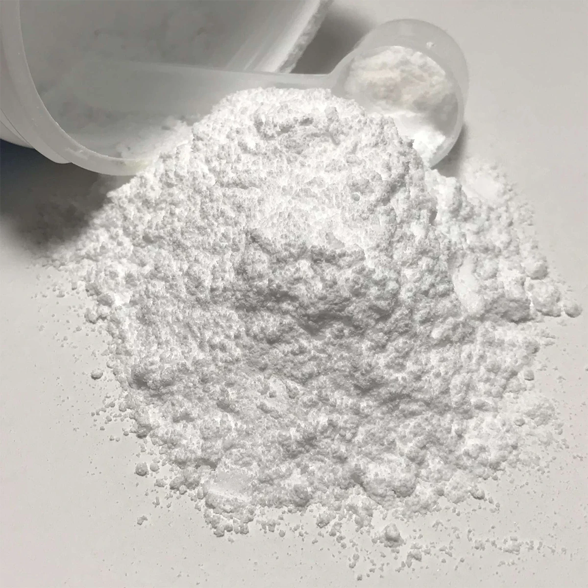 پودر کراتین که از قوطی آن بیرون ریخته است